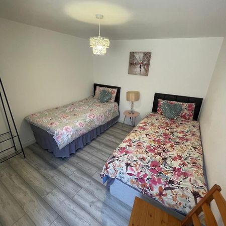 2 Bedroom Apartment On Suite Bathroom, Southmead Bristol Extérieur photo